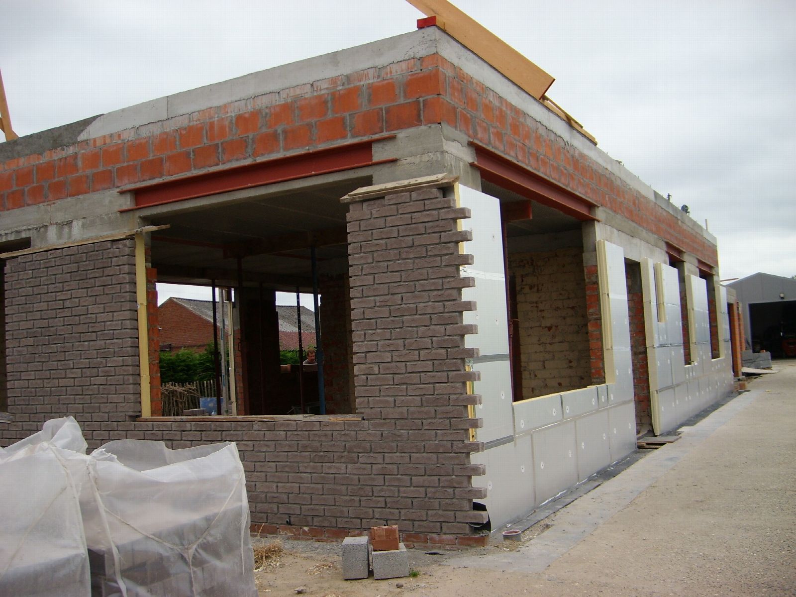 Gevels en welfsels: Nieuwe gevels met 10 cm spouwmuurisolatie en nieuwe welfsels.