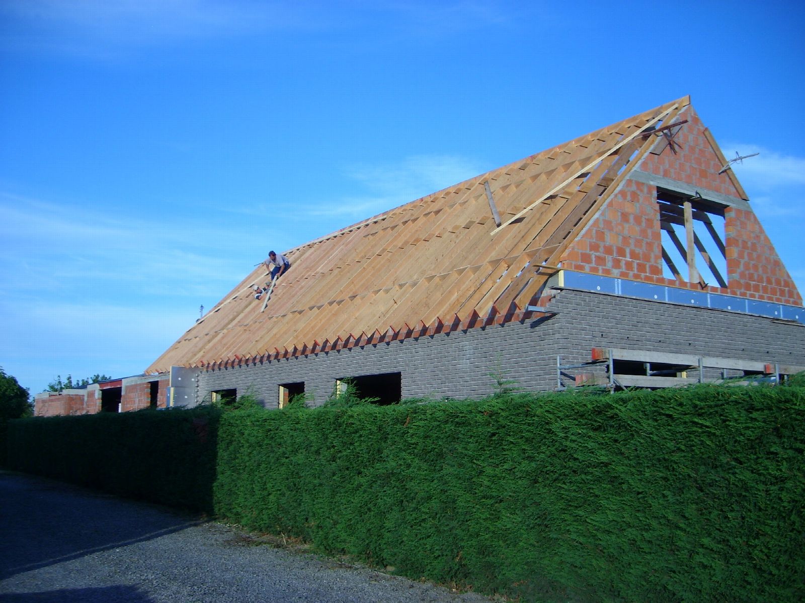 Dakwerken: Volledig nieuwe dakverdieping met 3 slaapkamers, badkamer en toilet.
