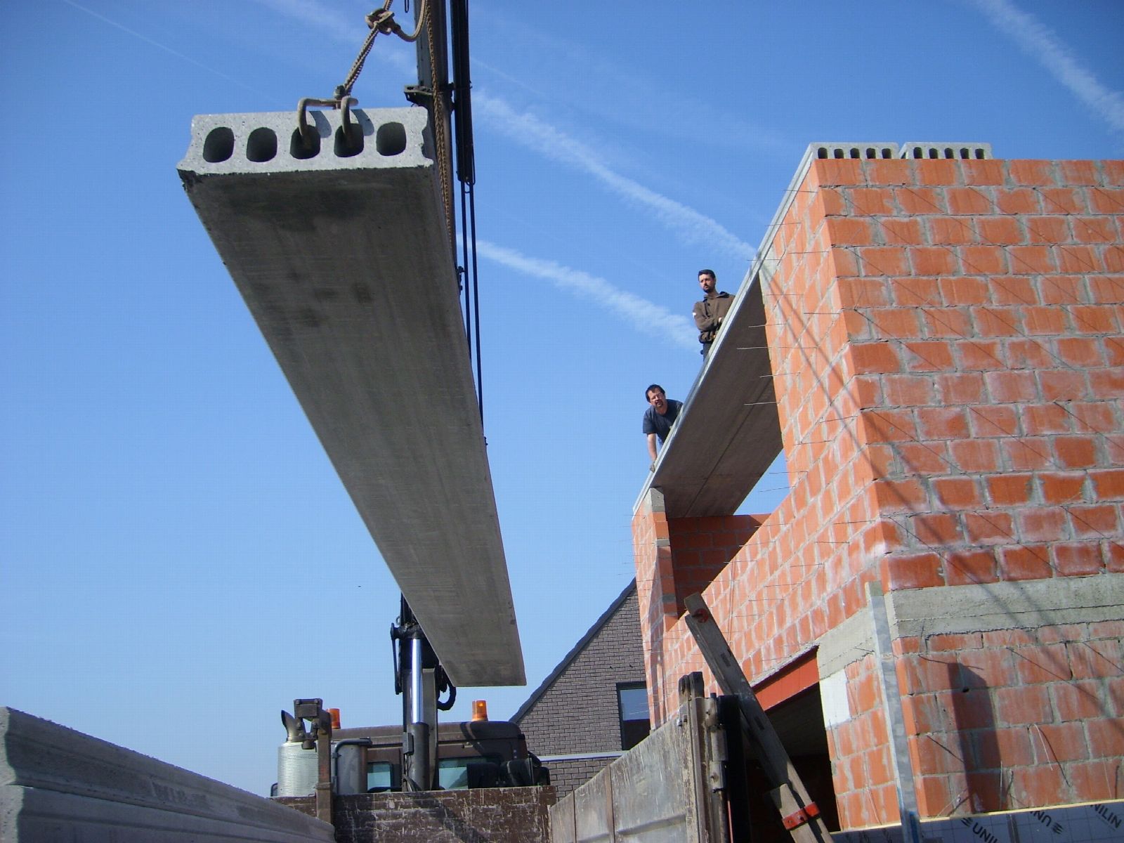 Bijgebouw: Bijgebouw met twee bouwlagen, volledig afgewerkt.
